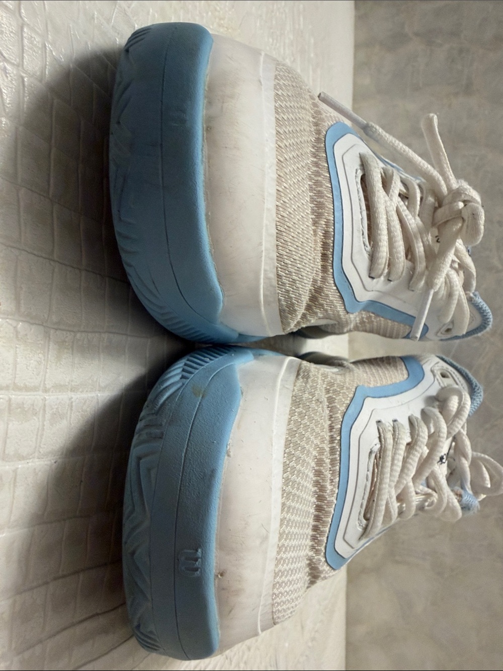 Wilson White & Light Blue Court Sneakers, tennis shoes Size 6,5 boys/girls/women - Picture 5 of 13